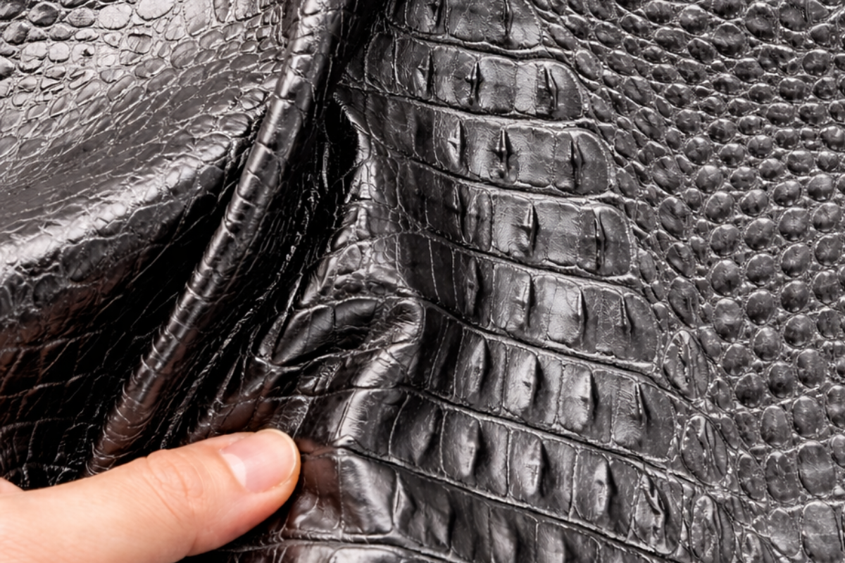 Δέρμα μοσχάρι με στάμπα αλιγάτορα σε μαύρο χρώμα για τσάντες και πορτοφόλια